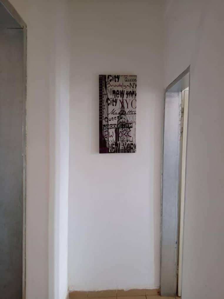 Appart Meuble Le Dakota Yaoundé Rom bilde