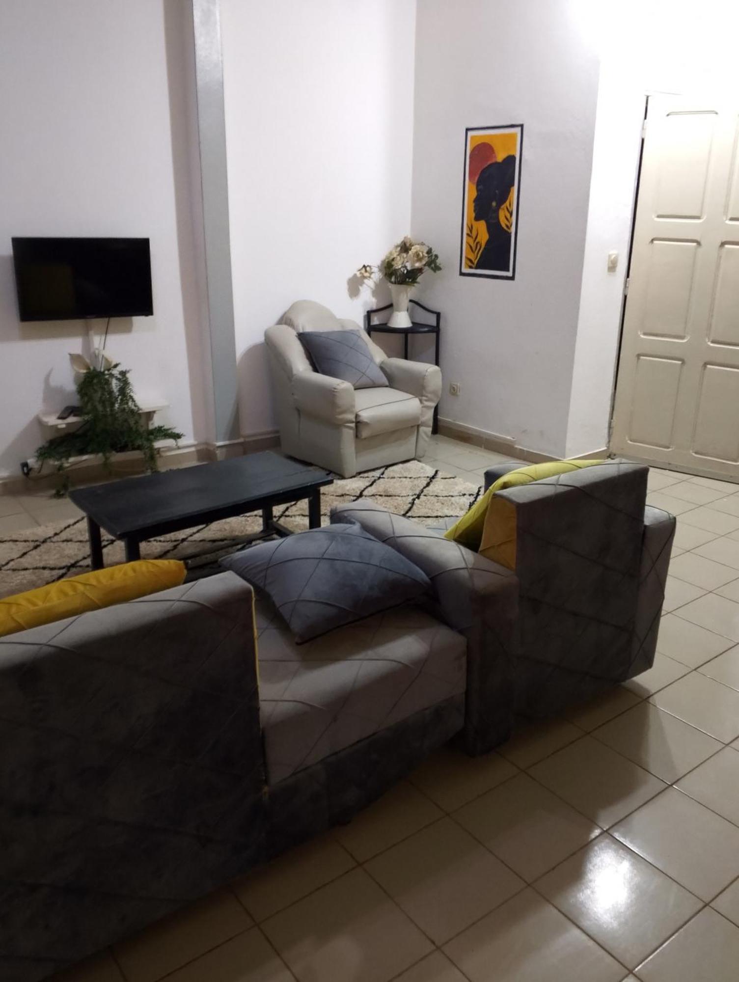 Appart Meuble Le Dakota Yaoundé Rom bilde